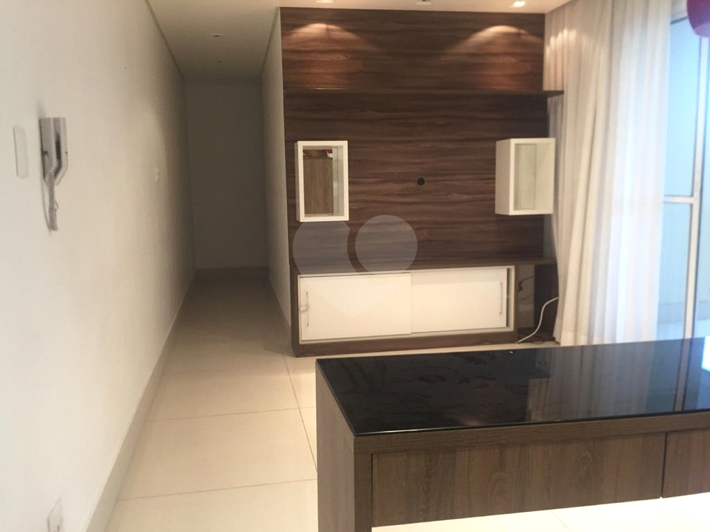 Apartamento novo, habitado por apenas 2 anos, acabamento completo e excelente localização!! 