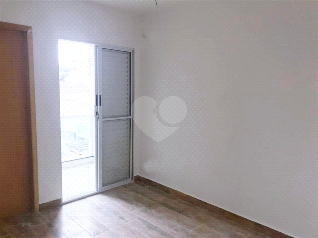 Condomínio de sobrados novos. 10 minutos a pé para o Metrô