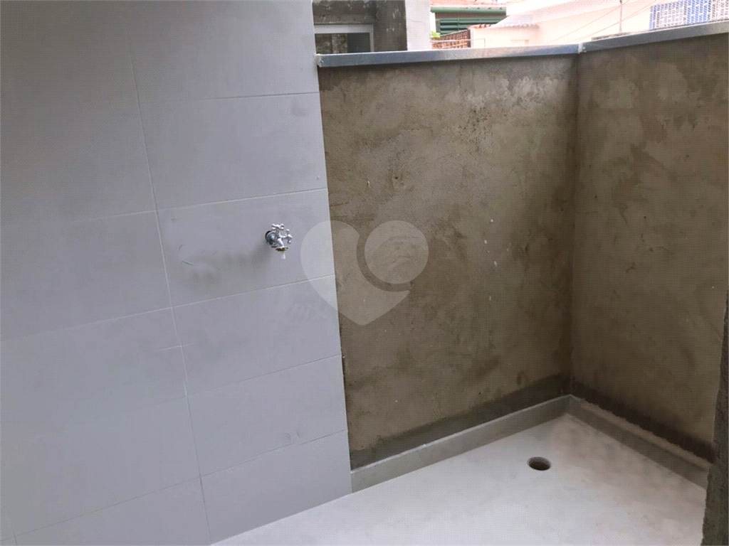 Condomínio de sobrados novos. 10 minutos a pé para o Metrô