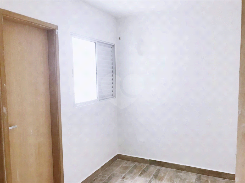 Condomínio de sobrados novos. 10 minutos a pé para o Metrô