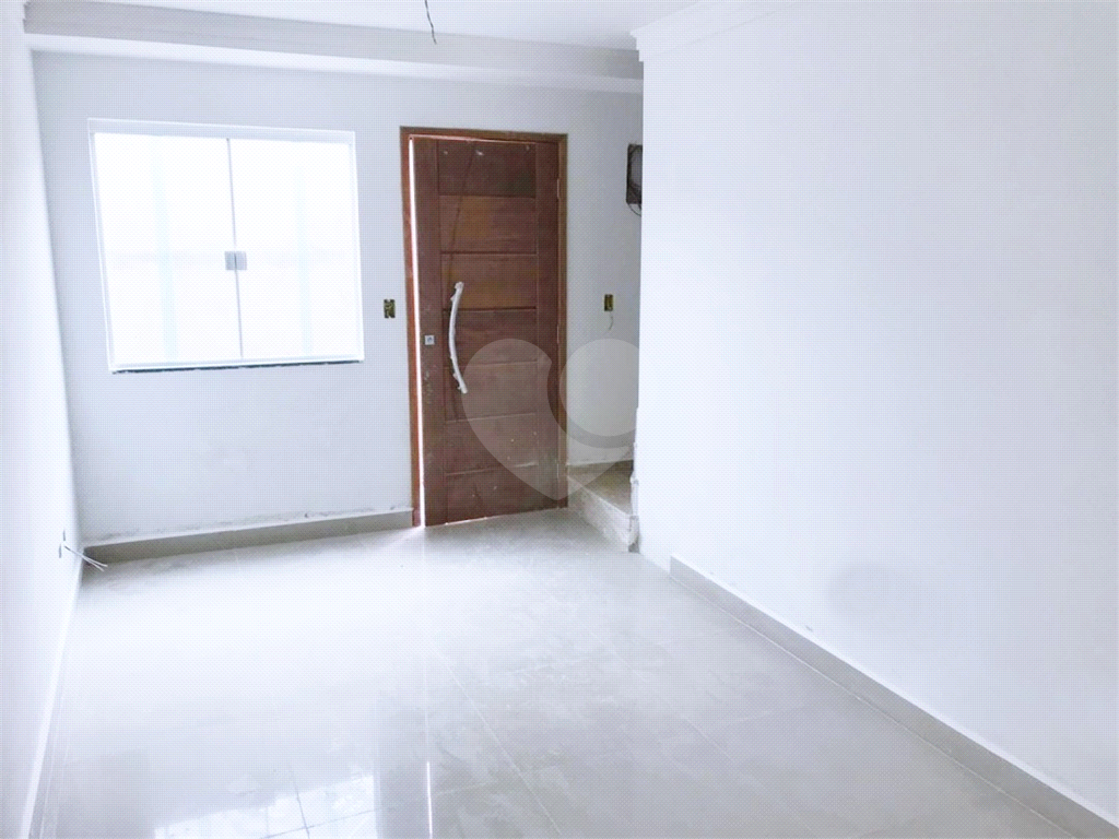 Condomínio de sobrados novos. 10 minutos a pé para o Metrô