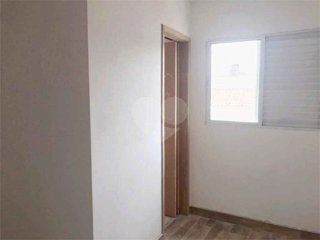 Condomínio de sobrados novos. 10 minutos a pé para o Metrô