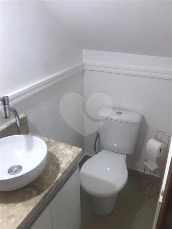 Condomínio de sobrados novos. 10 minutos a pé para o Metrô