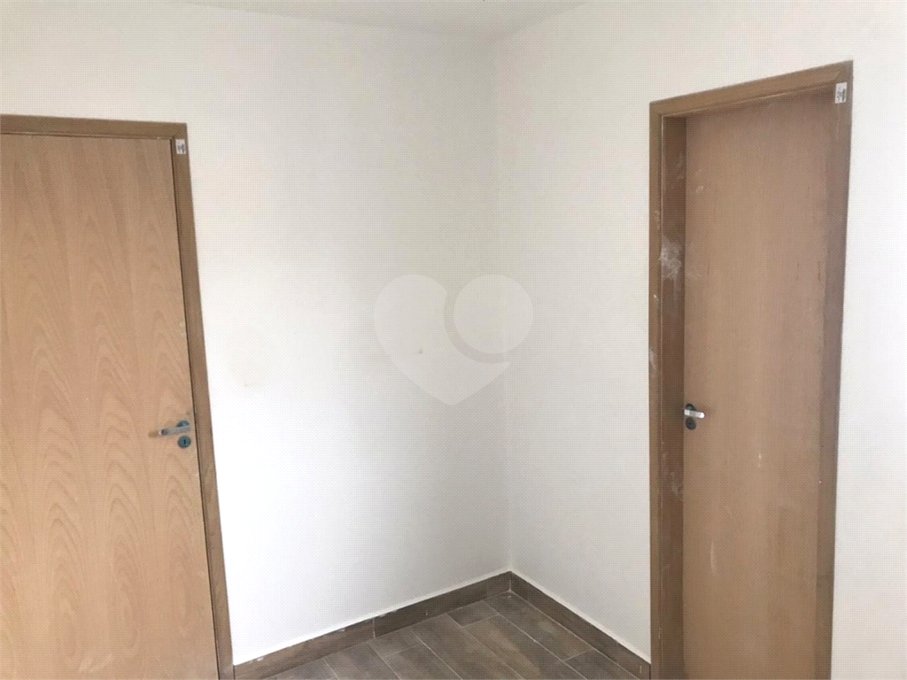 Condomínio de sobrados novos. 10 minutos a pé para o Metrô