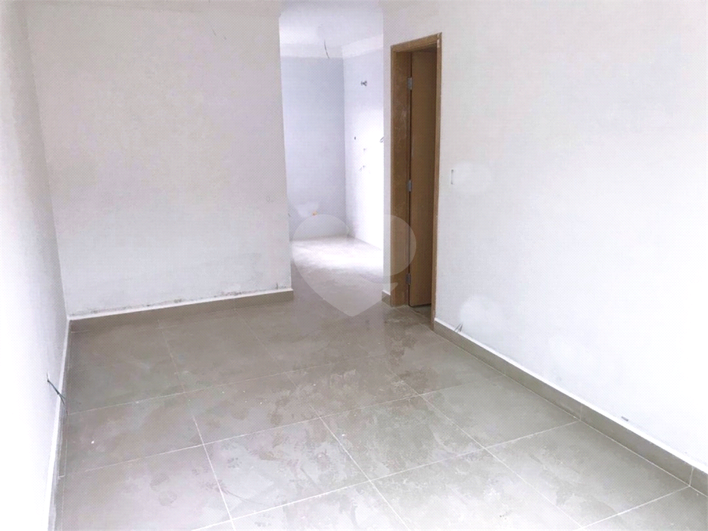 Condomínio de sobrados novos. 10 minutos a pé para o Metrô