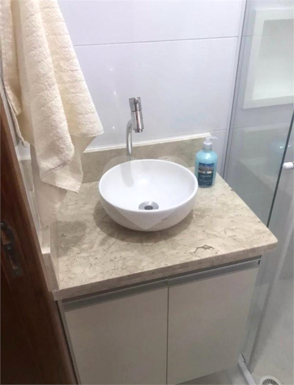 Condomínio de sobrados novos. 10 minutos a pé para o Metrô