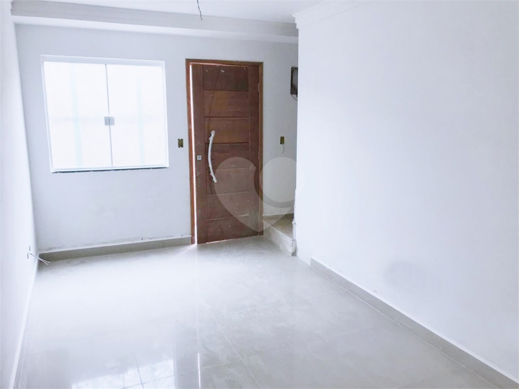 Condomínio de sobrados novos. 10 minutos a pé para o Metrô