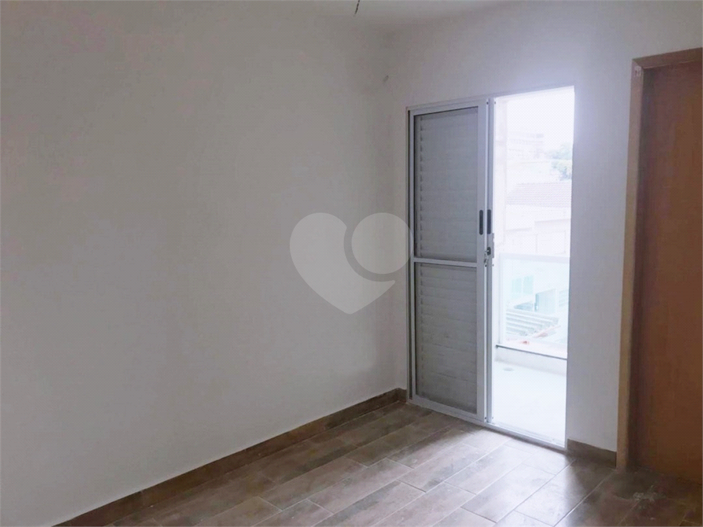 Condomínio de sobrados novos. 10 minutos a pé para o Metrô