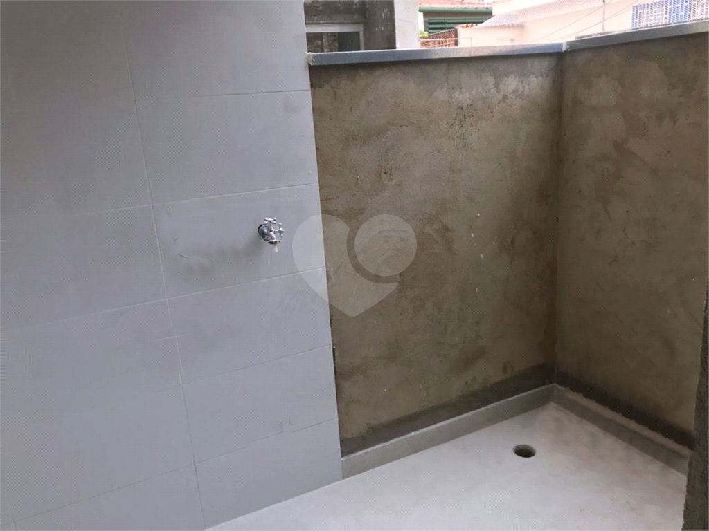 Condomínio de sobrados novos. 10 minutos a pé para o Metrô