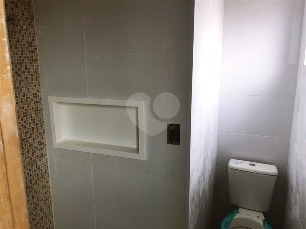 Condomínio de sobrados novos. 10 minutos a pé para o Metrô