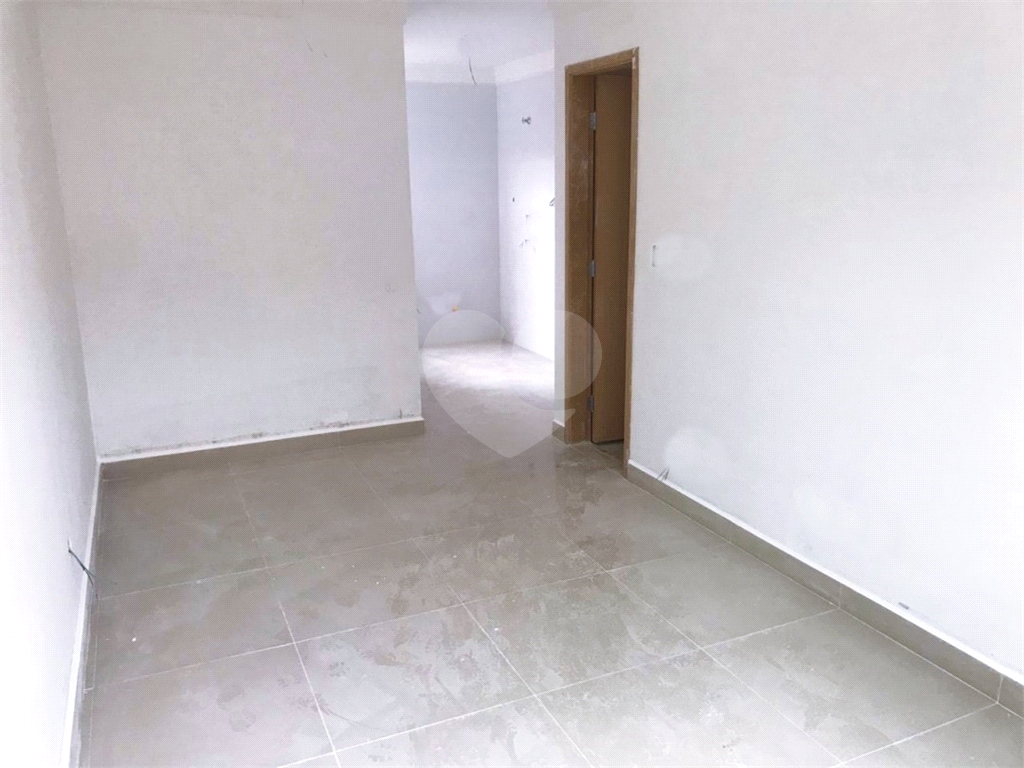 Condomínio de sobrados novos. 10 minutos a pé para o Metrô