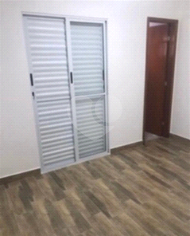 Condomínio de sobrados novos. 10 minutos a pé para o Metrô