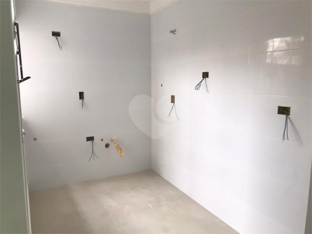 Condomínio de sobrados novos. 10 minutos a pé para o Metrô