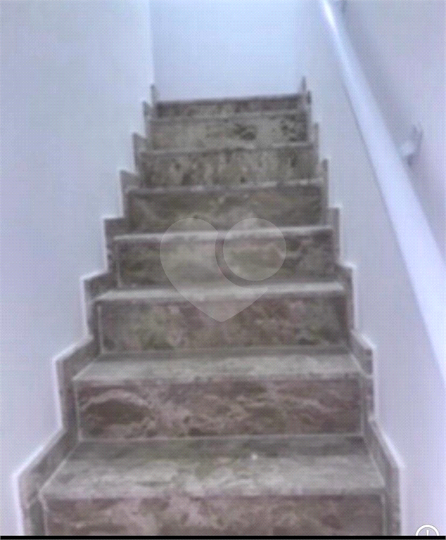 Condomínio de sobrados novos. 10 minutos a pé para o Metrô