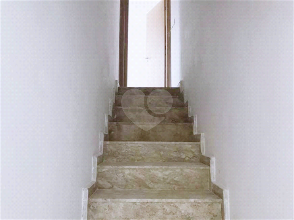 Condomínio de sobrados novos. 10 minutos a pé para o Metrô