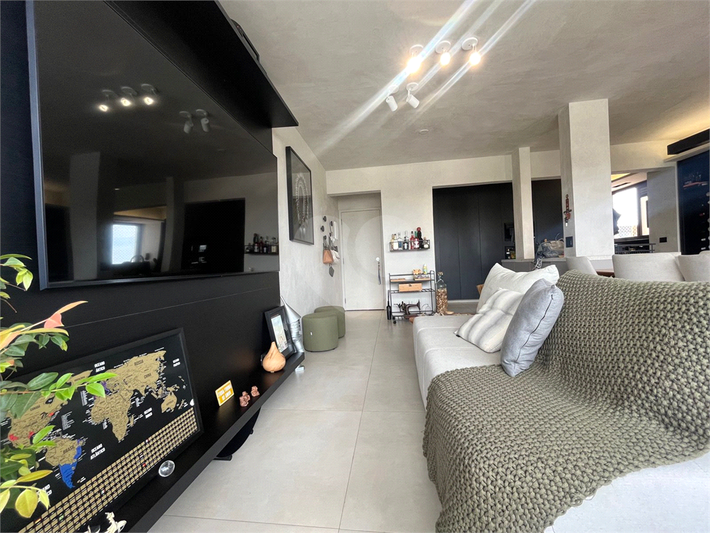 Apartamento Lindo e Reformado na Avenida Bras Leme !