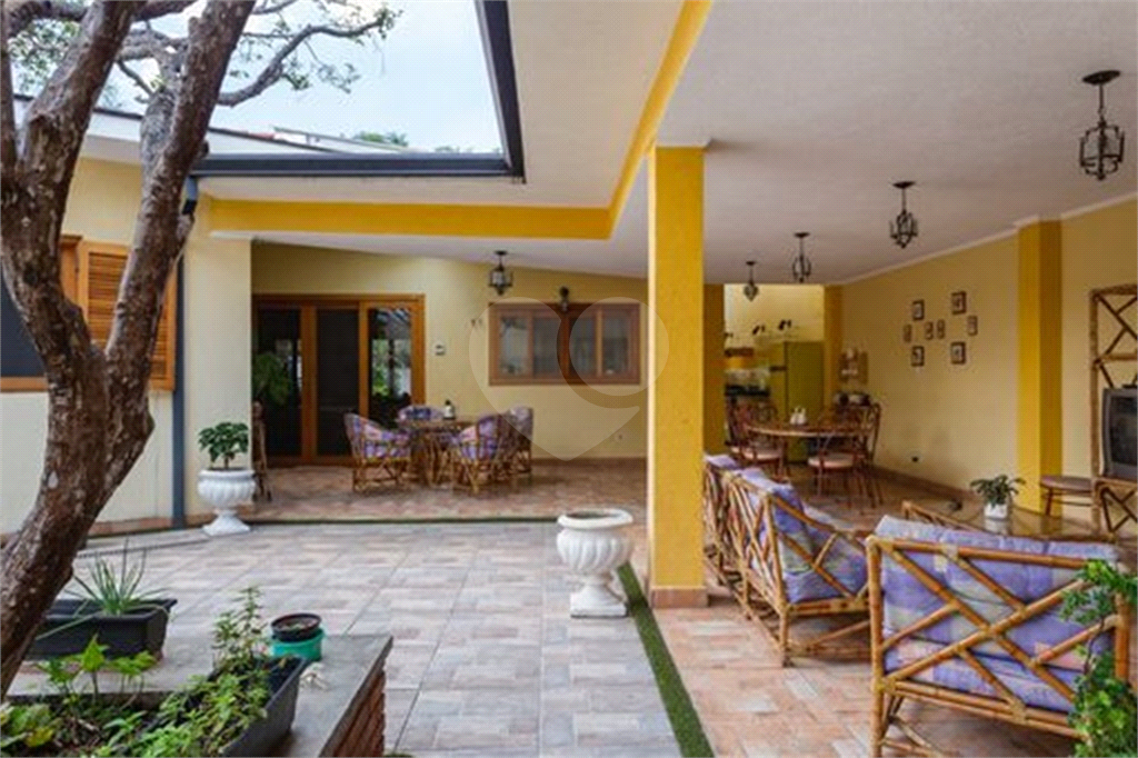 CASA TÉRREA À VENDA REFORMADA COM 3 QUARTOS, 3 VAGAS NA LAPA.
