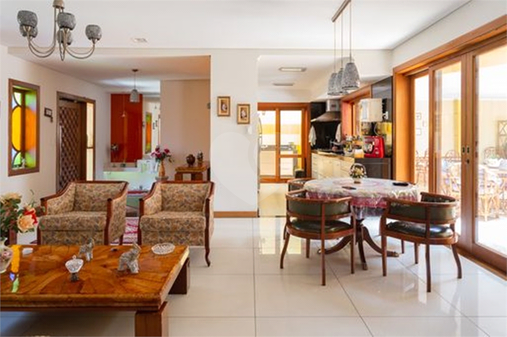 CASA TÉRREA À VENDA REFORMADA COM 3 QUARTOS, 3 VAGAS NA LAPA.