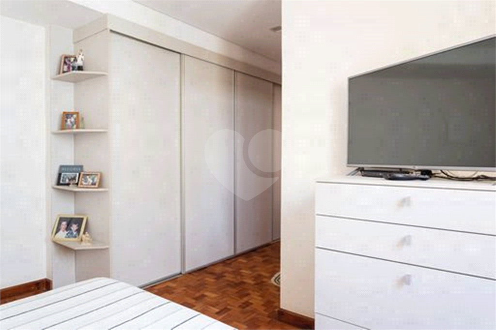 CASA TÉRREA À VENDA REFORMADA COM 3 QUARTOS, 3 VAGAS NA LAPA.