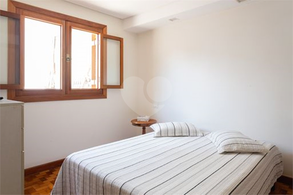 CASA TÉRREA À VENDA REFORMADA COM 3 QUARTOS, 3 VAGAS NA LAPA.