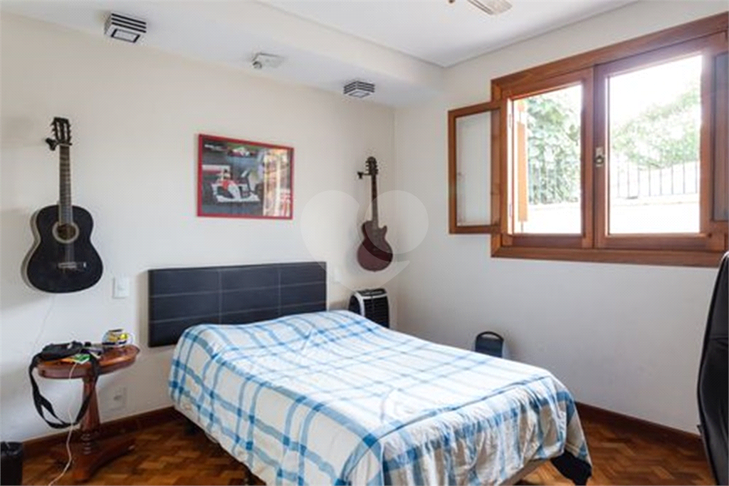 CASA TÉRREA À VENDA REFORMADA COM 3 QUARTOS, 3 VAGAS NA LAPA.