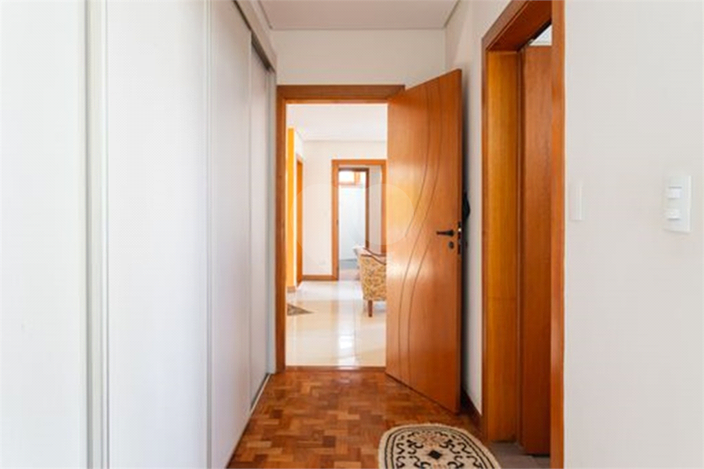 CASA TÉRREA À VENDA REFORMADA COM 3 QUARTOS, 3 VAGAS NA LAPA.