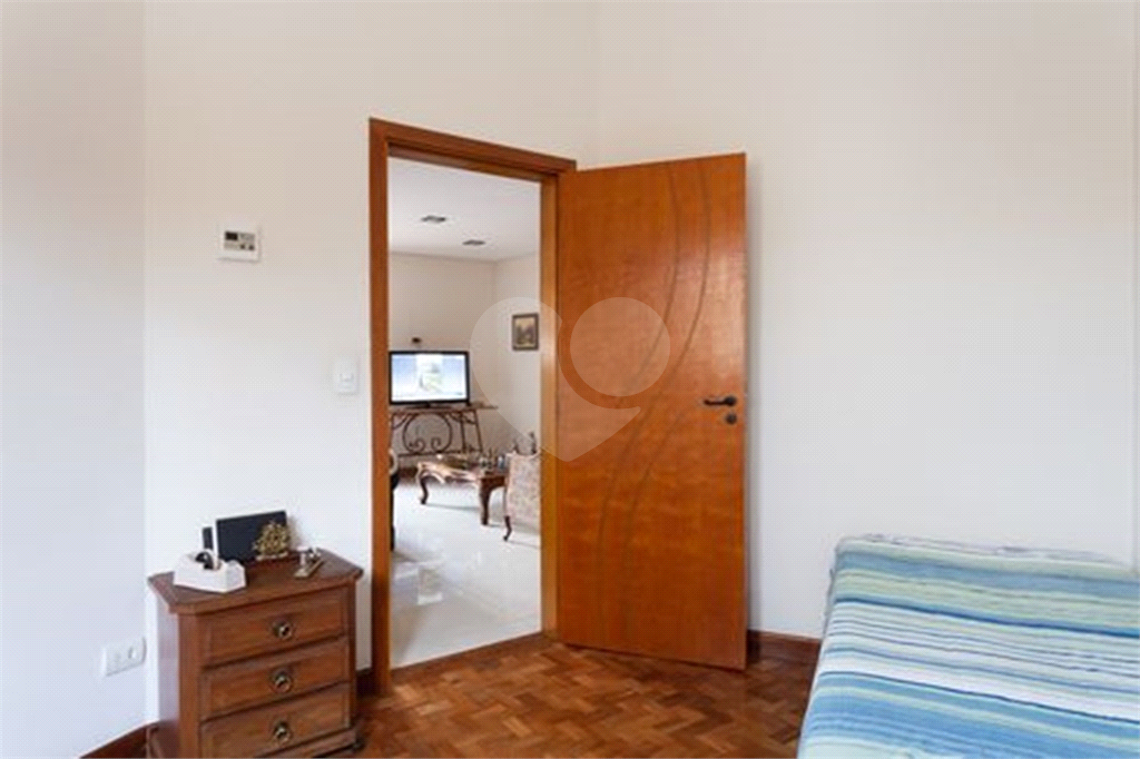 CASA TÉRREA À VENDA REFORMADA COM 3 QUARTOS, 3 VAGAS NA LAPA.