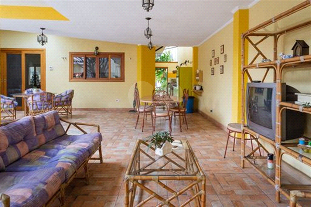 CASA TÉRREA À VENDA REFORMADA COM 3 QUARTOS, 3 VAGAS NA LAPA.