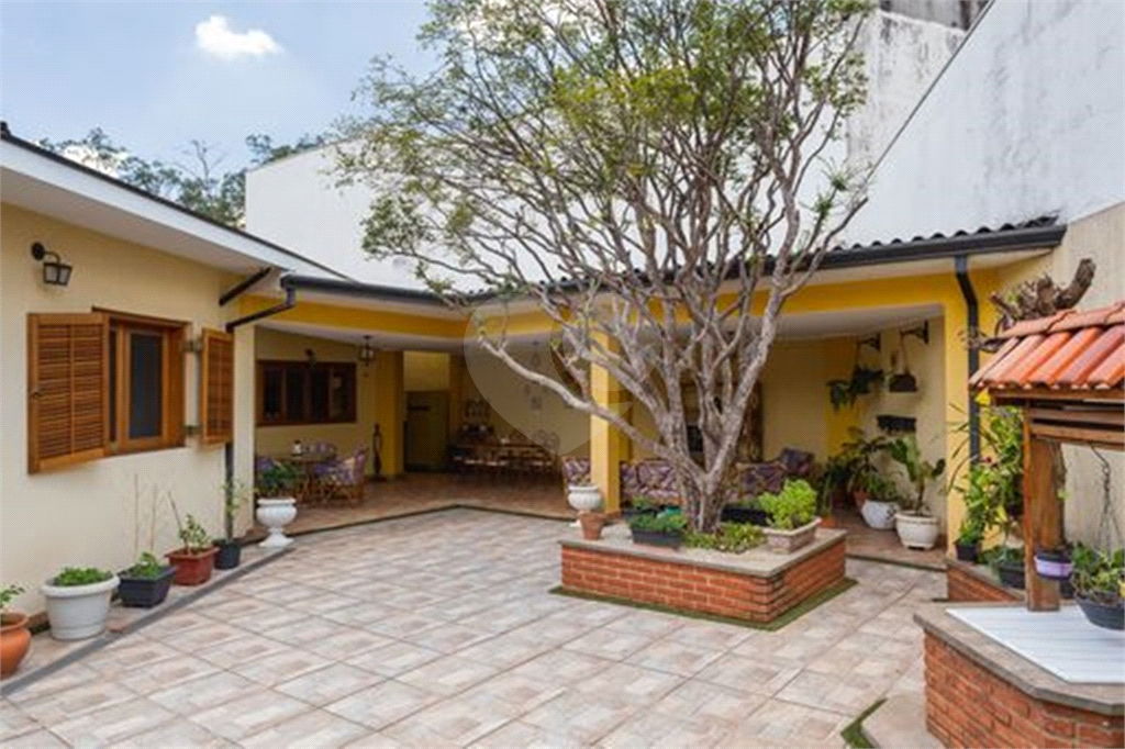 CASA TÉRREA À VENDA REFORMADA COM 3 QUARTOS, 3 VAGAS NA LAPA.