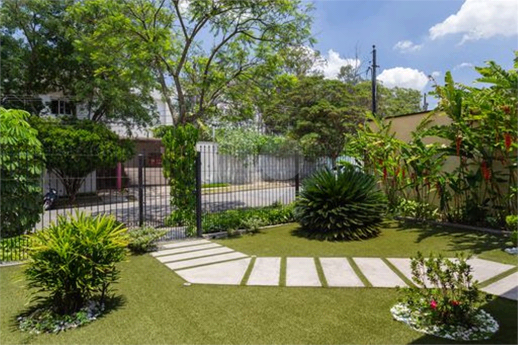 CASA TÉRREA À VENDA REFORMADA COM 3 QUARTOS, 3 VAGAS NA LAPA.
