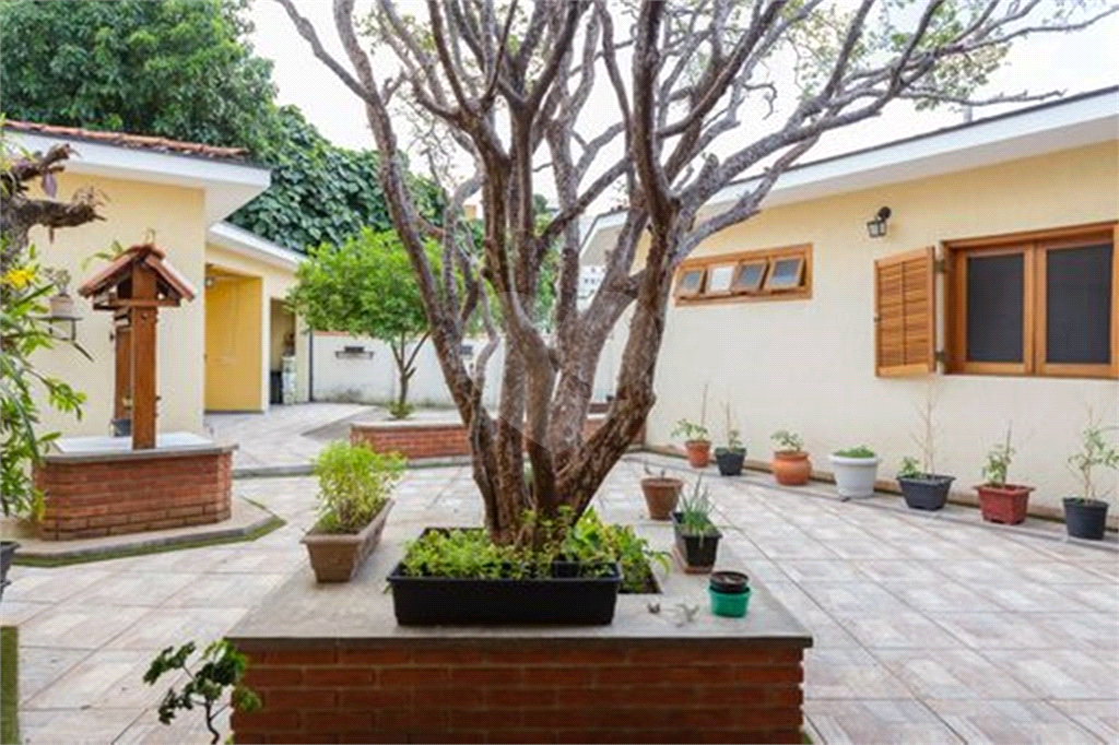 CASA TÉRREA À VENDA REFORMADA COM 3 QUARTOS, 3 VAGAS NA LAPA.
