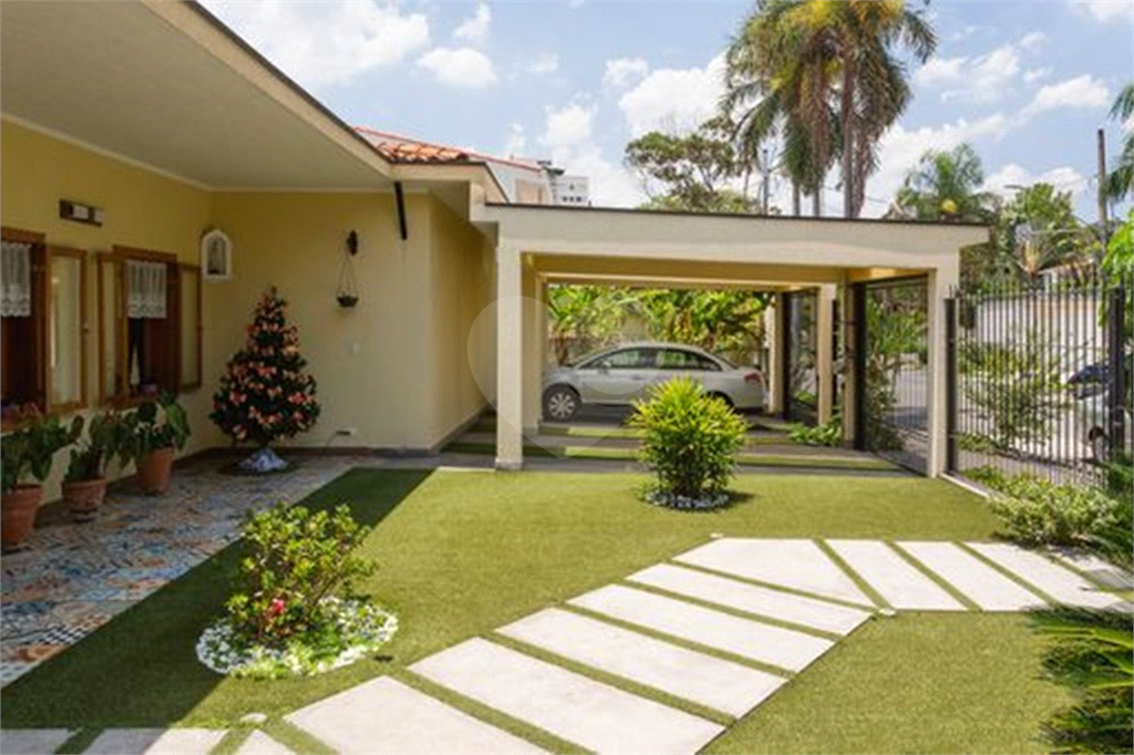 CASA TÉRREA À VENDA REFORMADA COM 3 QUARTOS, 3 VAGAS NA LAPA.