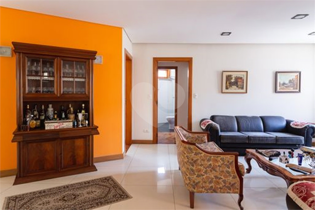 CASA TÉRREA À VENDA REFORMADA COM 3 QUARTOS, 3 VAGAS NA LAPA.