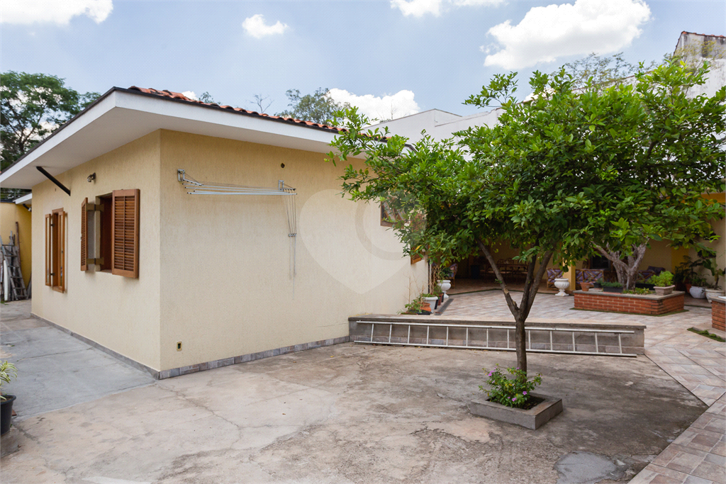 CASA TÉRREA À VENDA REFORMADA COM 3 QUARTOS, 3 VAGAS NA LAPA.