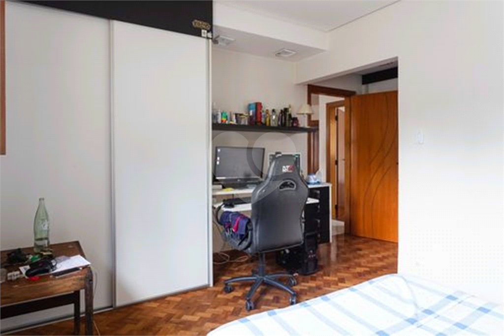 CASA TÉRREA À VENDA REFORMADA COM 3 QUARTOS, 3 VAGAS NA LAPA.