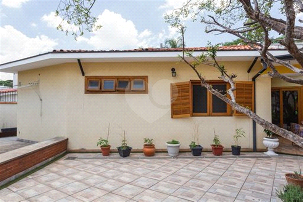 CASA TÉRREA À VENDA REFORMADA COM 3 QUARTOS, 3 VAGAS NA LAPA.