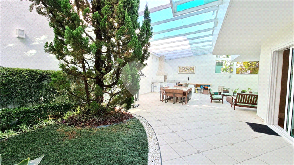  SOBRADO COM  400M² ,  3 SUITES , 5 Vagas com agradável área de lazer. 
