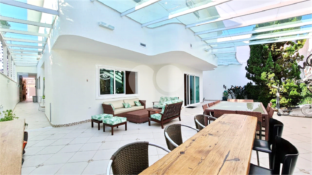  SOBRADO COM  400M² ,  3 SUITES , 5 Vagas com agradável área de lazer. 