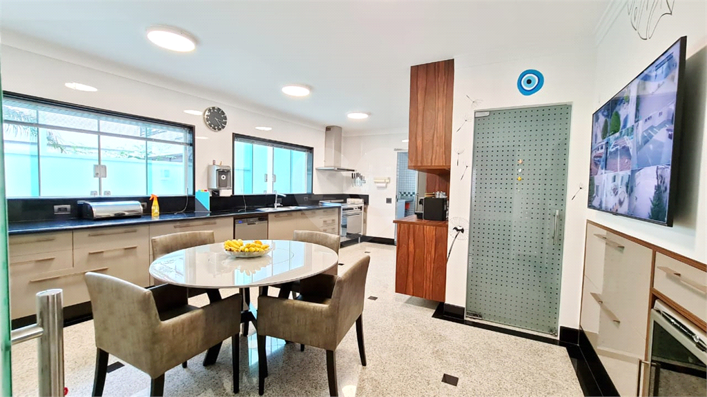  SOBRADO COM  400M² ,  3 SUITES , 5 Vagas com agradável área de lazer. 