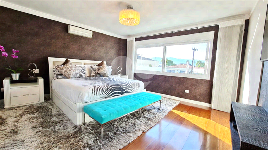  SOBRADO COM  400M² ,  3 SUITES , 5 Vagas com agradável área de lazer. 