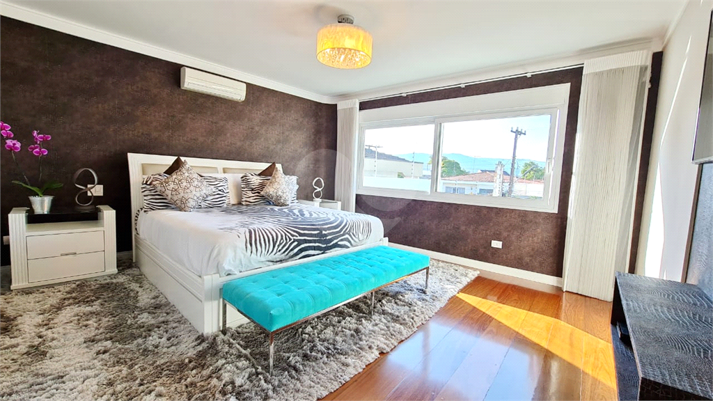  SOBRADO COM  400M² ,  3 SUITES , 5 Vagas com agradável área de lazer. 