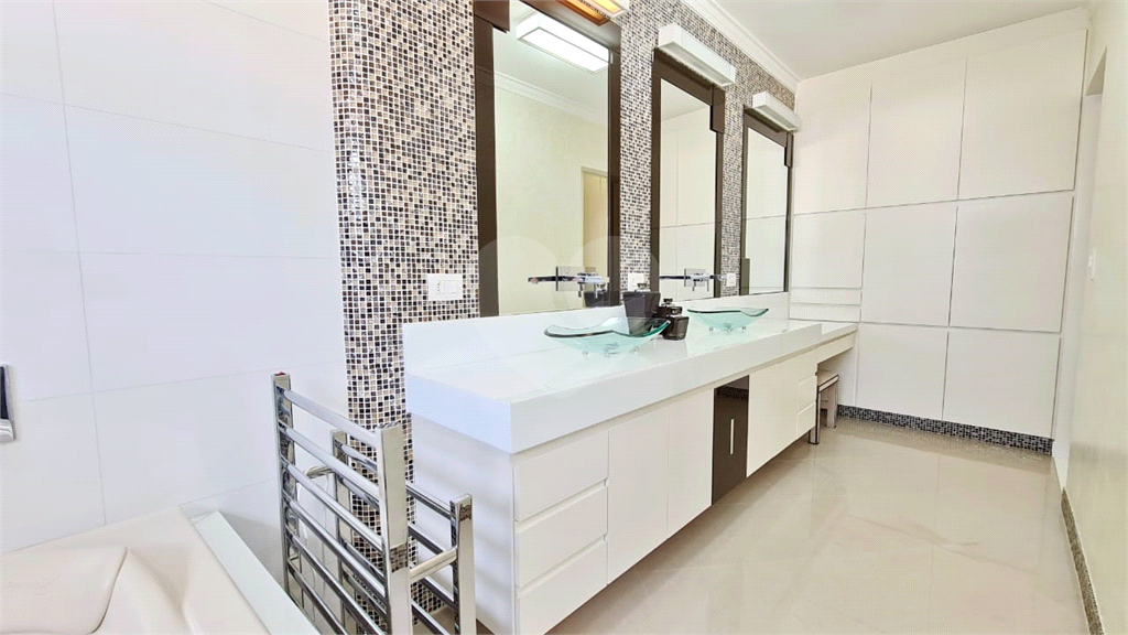  SOBRADO COM  400M² ,  3 SUITES , 5 Vagas com agradável área de lazer. 