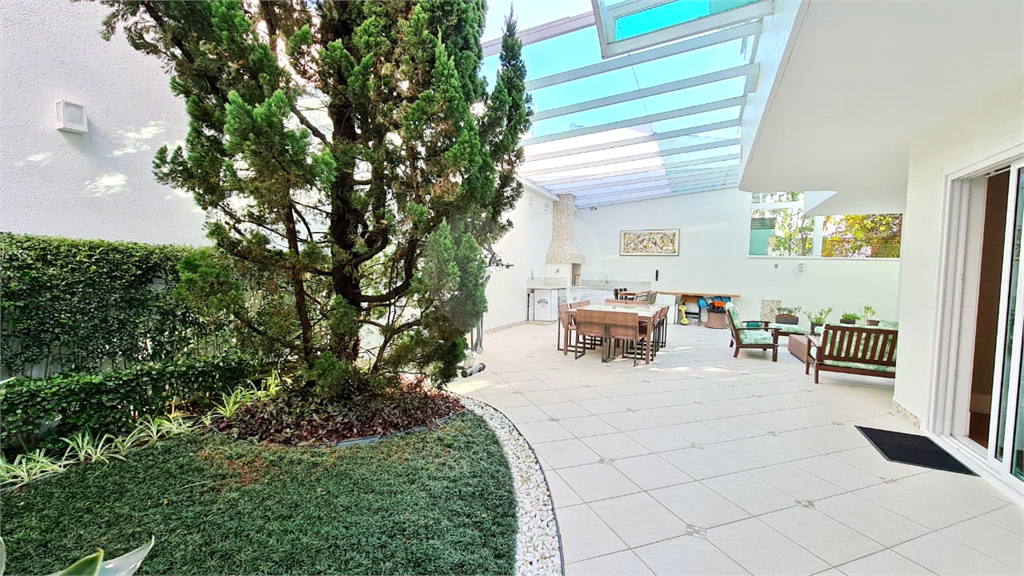  SOBRADO COM  400M² ,  3 SUITES , 5 Vagas com agradável área de lazer. 