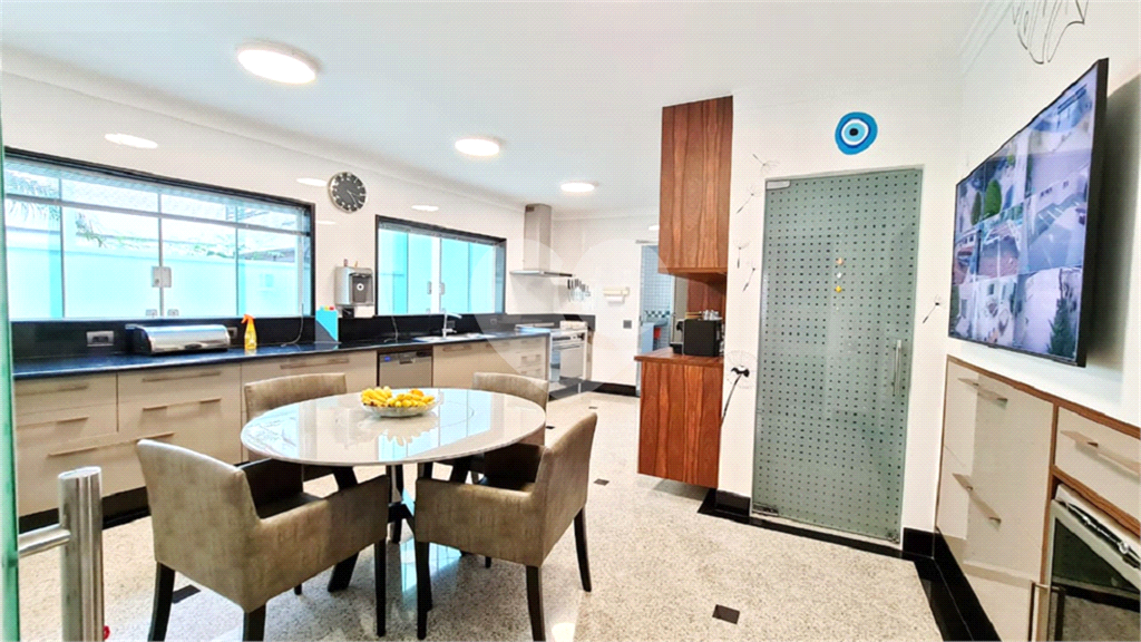  SOBRADO COM  400M² ,  3 SUITES , 5 Vagas com agradável área de lazer. 