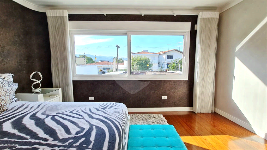  SOBRADO COM  400M² ,  3 SUITES , 5 Vagas com agradável área de lazer. 