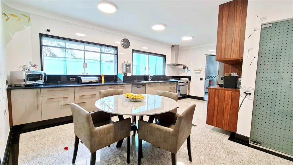  SOBRADO COM  400M² ,  3 SUITES , 5 Vagas com agradável área de lazer. 