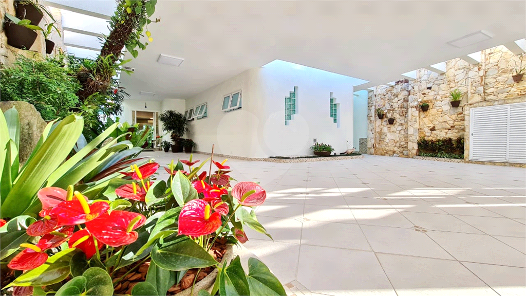  SOBRADO COM  400M² ,  3 SUITES , 5 Vagas com agradável área de lazer. 