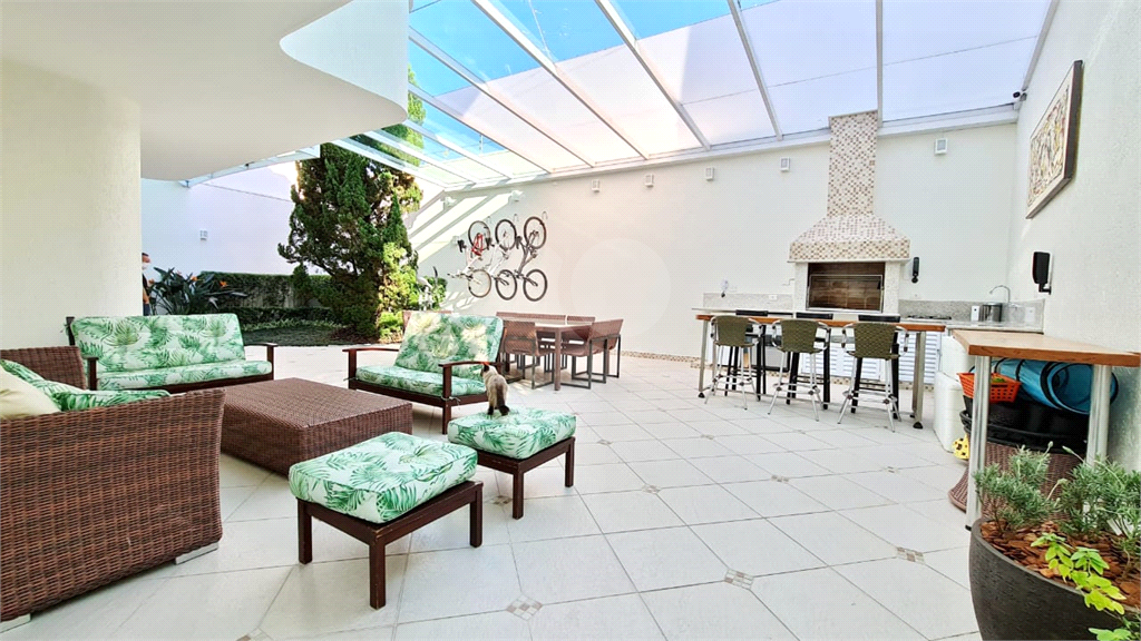  SOBRADO COM  400M² ,  3 SUITES , 5 Vagas com agradável área de lazer. 