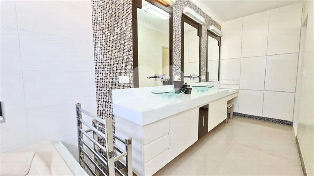  SOBRADO COM  400M² ,  3 SUITES , 5 Vagas com agradável área de lazer. 