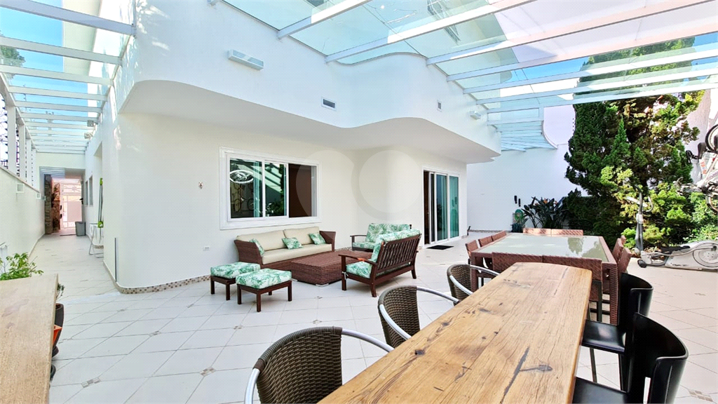 SOBRADO COM  400M² ,  3 SUITES , 5 Vagas com agradável área de lazer. 